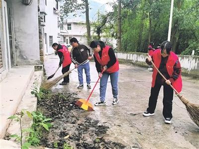 打扫卫生助力“家乡美”