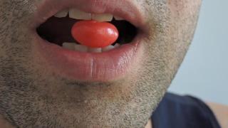 频繁咬舌要注意，可能是这几种疾病，建议看看