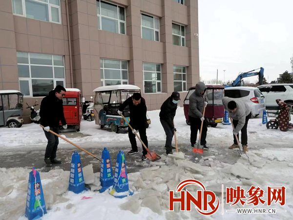 方城县中医院积极开展道路扫雪除冰行动