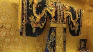 古代皇帝龙袍禁止用水清洗，那夏天怎么办呢