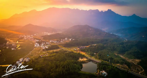 重阳登高望，灵山秋意分外浓