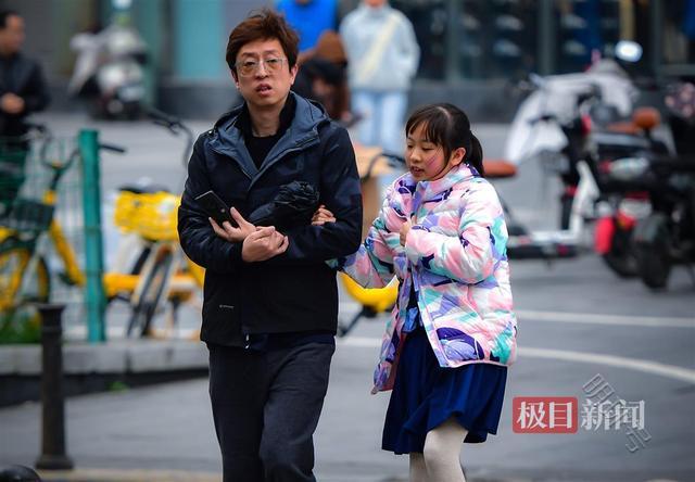 寒潮来袭，武汉市民出行“包裹严实”