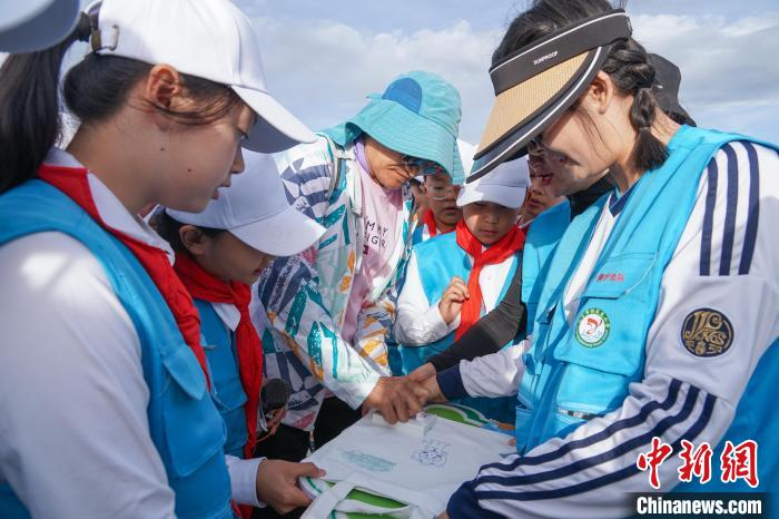 青海湖畔“微课堂”：小学生共话共绘共吟裸鲤