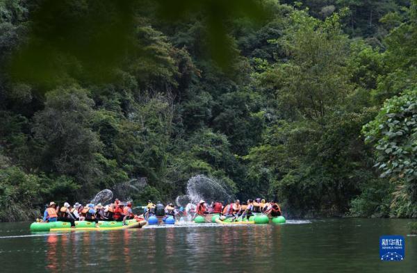 湖南多地持续高温游客戏水消暑