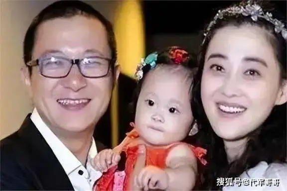 她是最“傻”女演员，闪婚2次倒贴全部身家，如今逆袭成百亿富豪