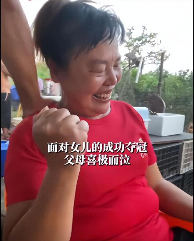 全红婵赛后低调回京！坐经济舱看报纸玩游戏，书包挂满乌龟像进货