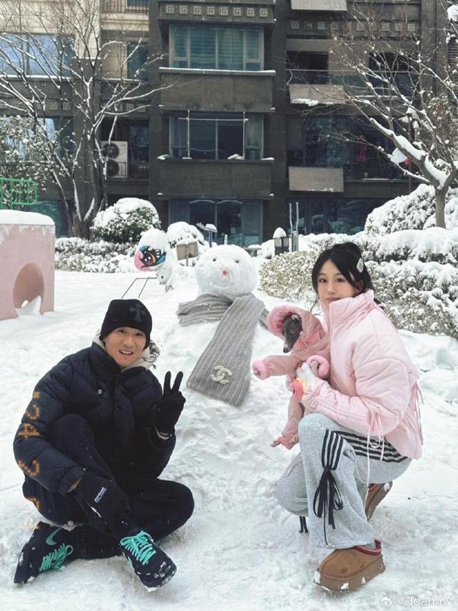 享受幸福冬日，韦世豪与妻子堆雪人拍照