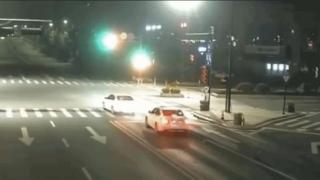 天津宝坻区一辆小客车闯红灯，两车发生碰撞