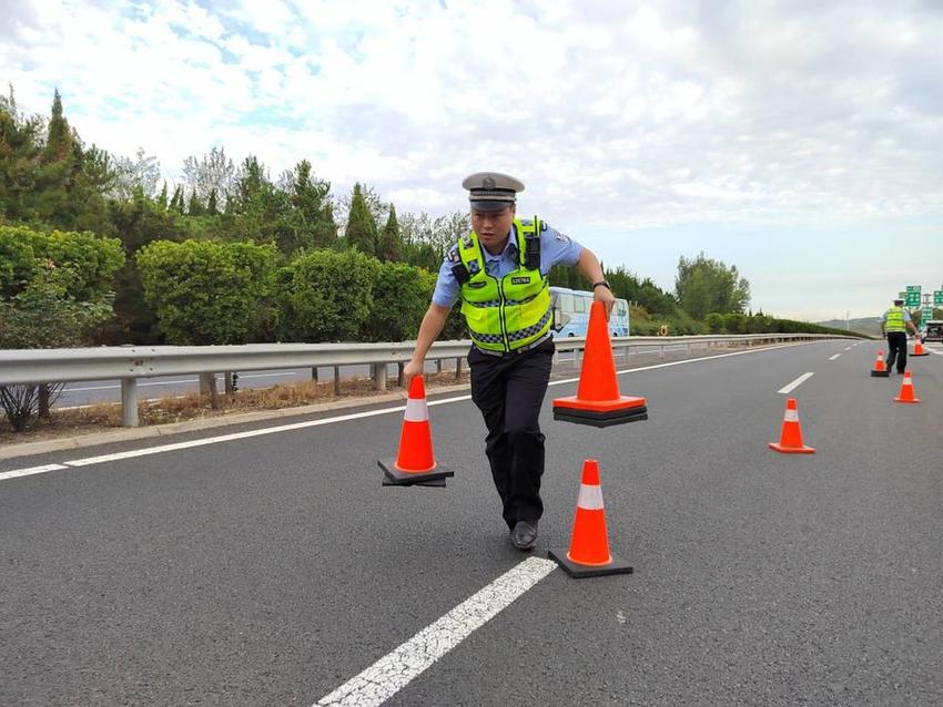 烟台高速交警的假日坚守：站一天腿麻不会打弯，坐10分钟成奢望