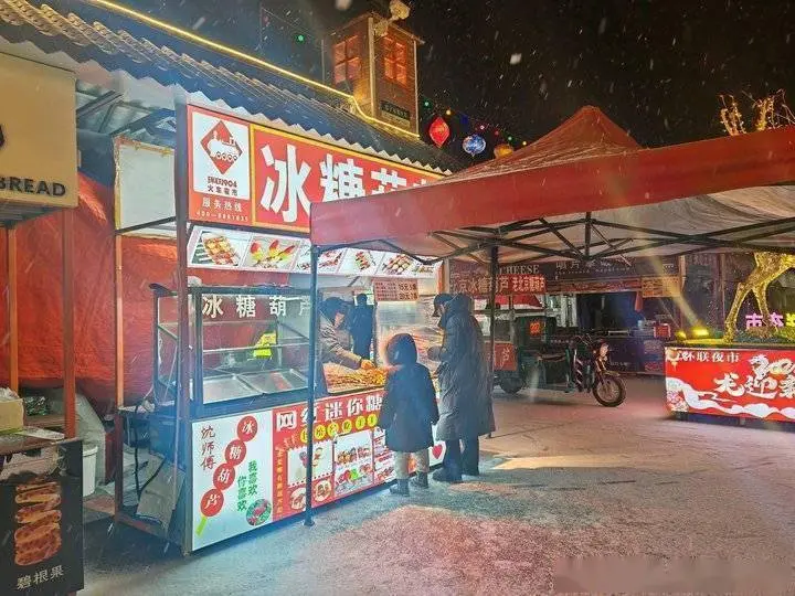 泉城风雪夜里摆摊人，为了生计更为守住那份烟火气