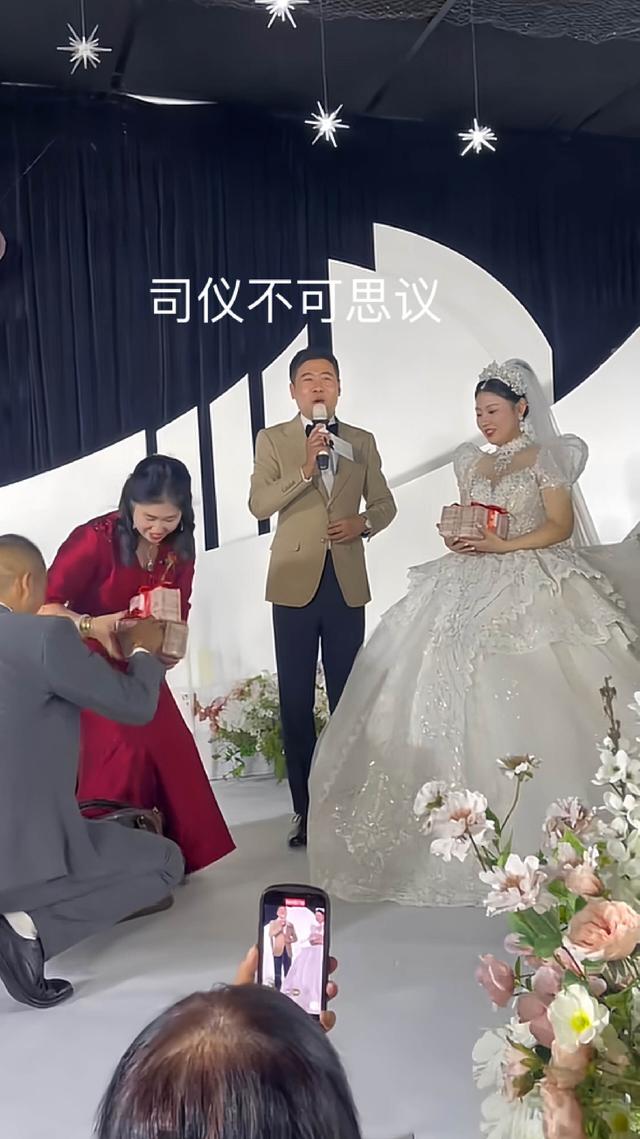 婚礼上，公婆给儿媳50万改口费，新娘乐开花：快抱不动了