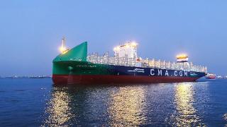 海上绿巨人，全球最新清洁能源集装箱船在沪交付