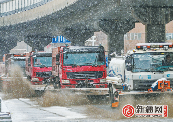 【探索城市精细化管理新路子】人机配合即下即清 “火力全开”雪停路净——探寻乌鲁木齐高效清雪背后故事