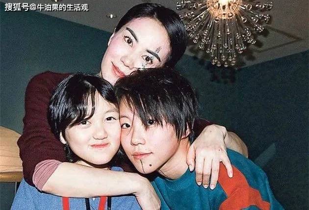 王菲亲吻18岁女儿，李嫣嘴唇疤痕消失，完美遗传母亲的美貌