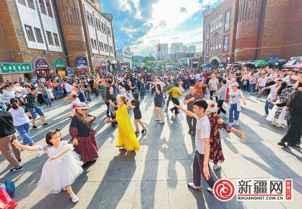 【爱新疆 游家乡】假日期间平均每天接待游客量超10万人次 大巴扎的魅力为何无法阻挡