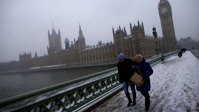 英国受恶劣天气影响铁路和高速公路交通中断