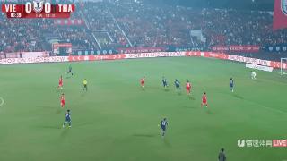 ⚽东南锦半场：裴伟豪造险，阿卡拉蓬伤退，越南暂0-0泰国