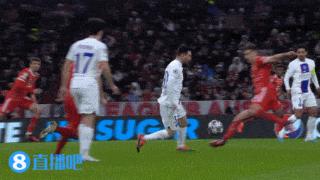 对抗激烈，梅西半场多次遭拜仁球员铲球、撞倒