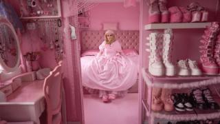 英国一芭比迷只穿粉色衣服 收藏100多个芭比娃娃