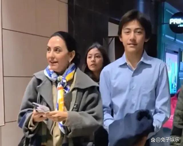 刘烨妻子携儿女现身电影首映，14 岁诺一比妈妈高