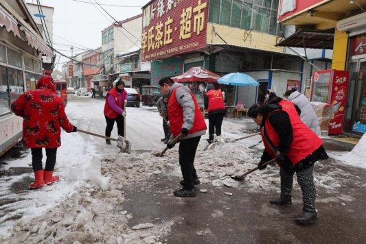 济宁市微山县韩庄镇：清雪除冰暖寒冬 齐心协力保畅通