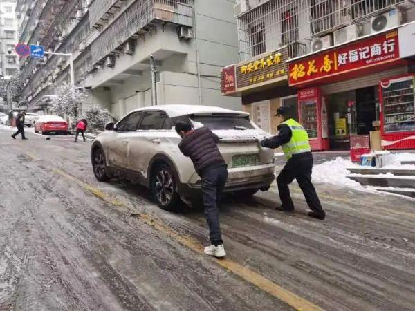 十堰各部门积极行动 融雪除冰保畅通