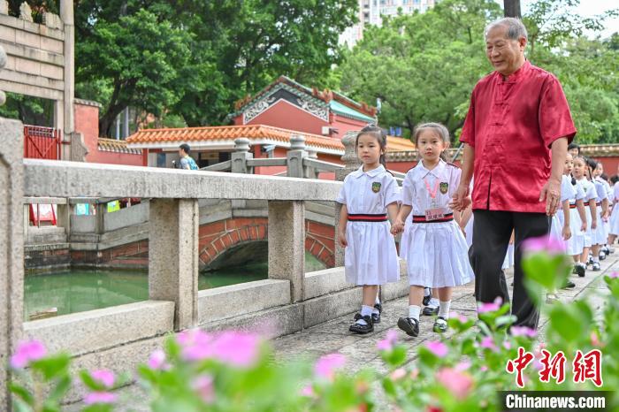 广州港澳子弟班举行开笔礼：让港澳学生感受广府文化