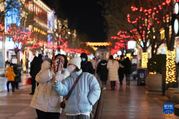 北京春节及元宵节景观陆续布置完成营造喜庆热闹的节日氛围