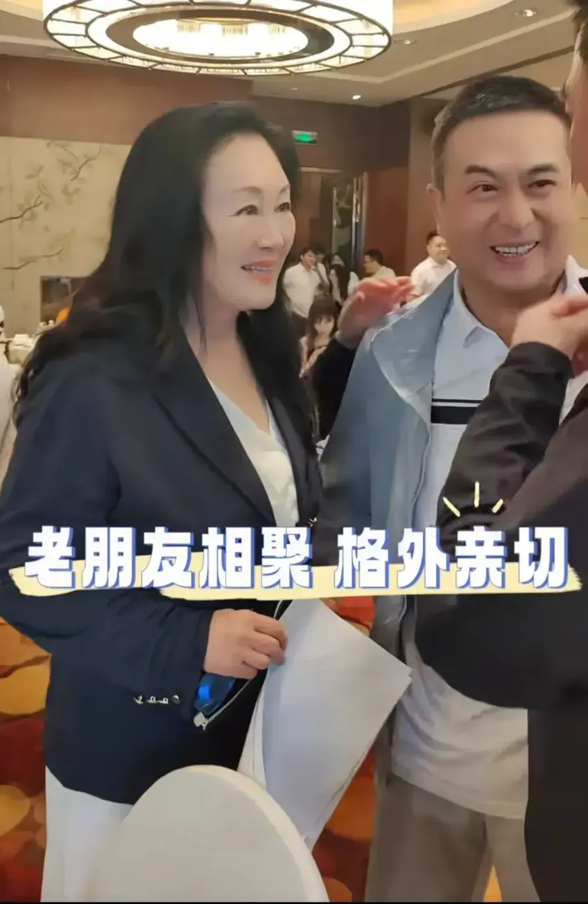 众星现身聚会，张嘉译现身帅气依旧，57岁王志文显老态，文章瘦了