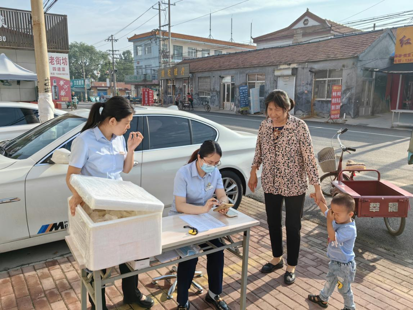 博兴农商银行寨郝党支部开展“爱心早餐心连心”志愿服务活动