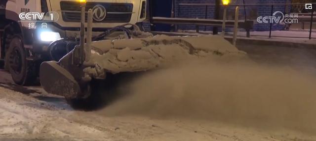 东北部分地区出现强降雪，多地迅速展开清冰除雪作业