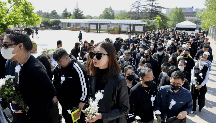 41岁孙博遗体告别仪式，父母坐轮椅痛哭，任素汐阿云嘎等送花圈