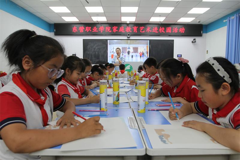 东营市东营区第三中学携手东营职业学院开展“家庭教育艺术进校园”特别活动