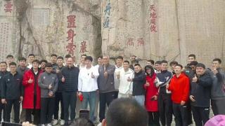 山东集体登泰山！学习泰山队登泰山祈福，两伤员也随队！