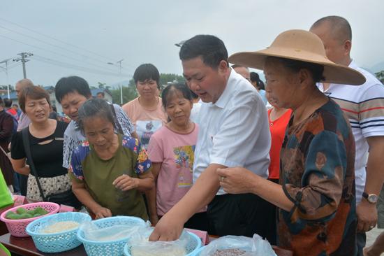 都安百旺镇：党建引领出实招 庭院经济助增收