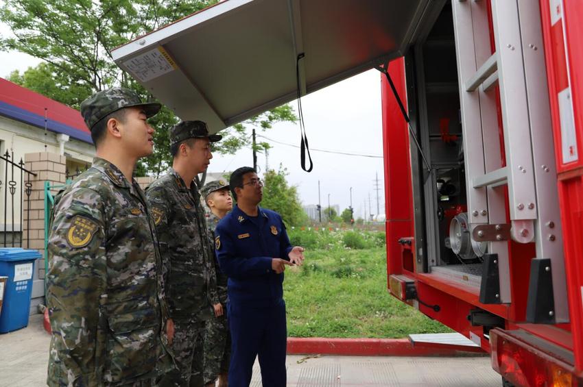 武警官兵走进驻地消防救援站，听了一堂生动的消防课