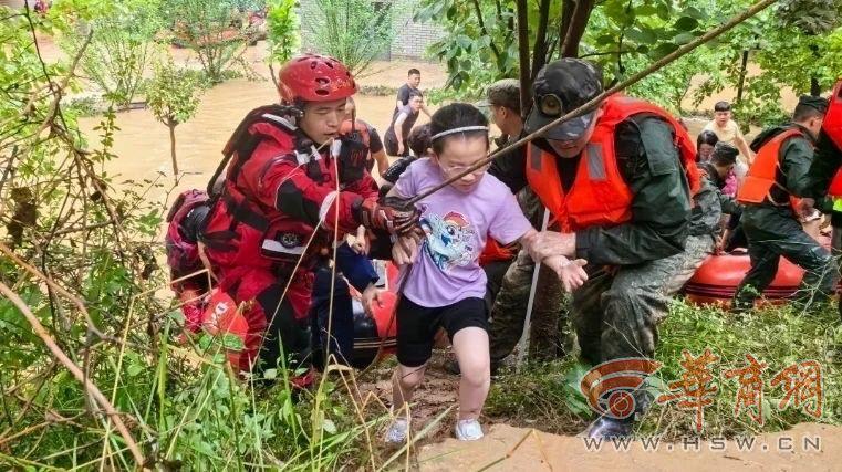 宝鸡强降雨致多人被困 消防已紧急转移群众1200余人、营救疏散107人