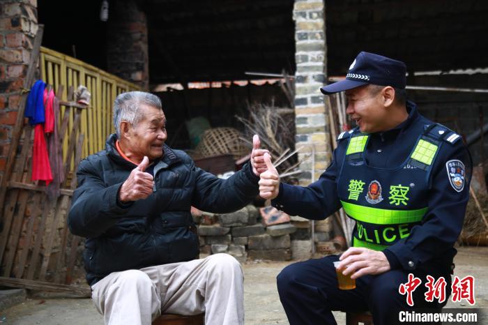 （新春走基层）广西南宁小站铁警的别样春运：10年风雨架起警民“连心桥”