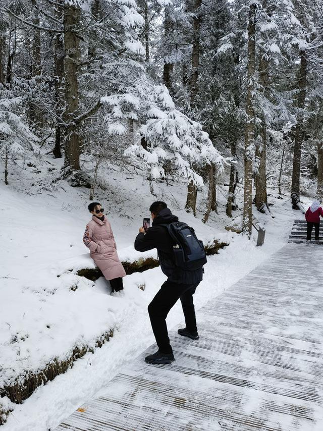 四川黄龙景区迎来“五一”假期高峰