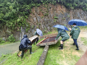 暴雨来袭，他们与村民共进退！