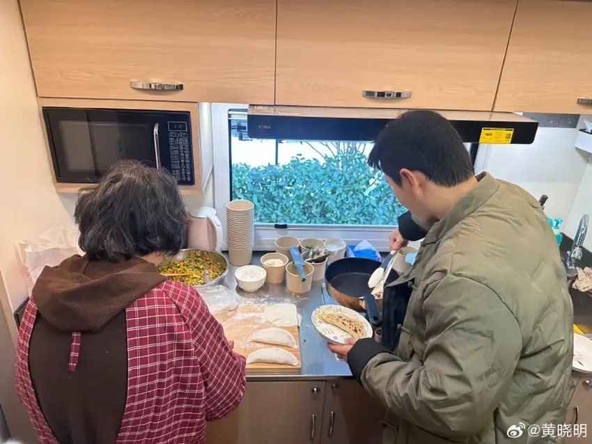 黄晓明获妈妈探班，黄妈为剧组人员做家乡美食，晓明哥直呼好幸福