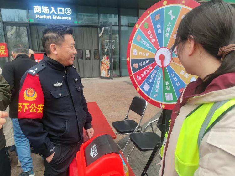 济南市历下区燕山街道学习雷锋，环保先行