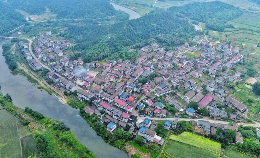 南城县沙洲镇黄狮村：激活“红色密码” 建设幸福家园