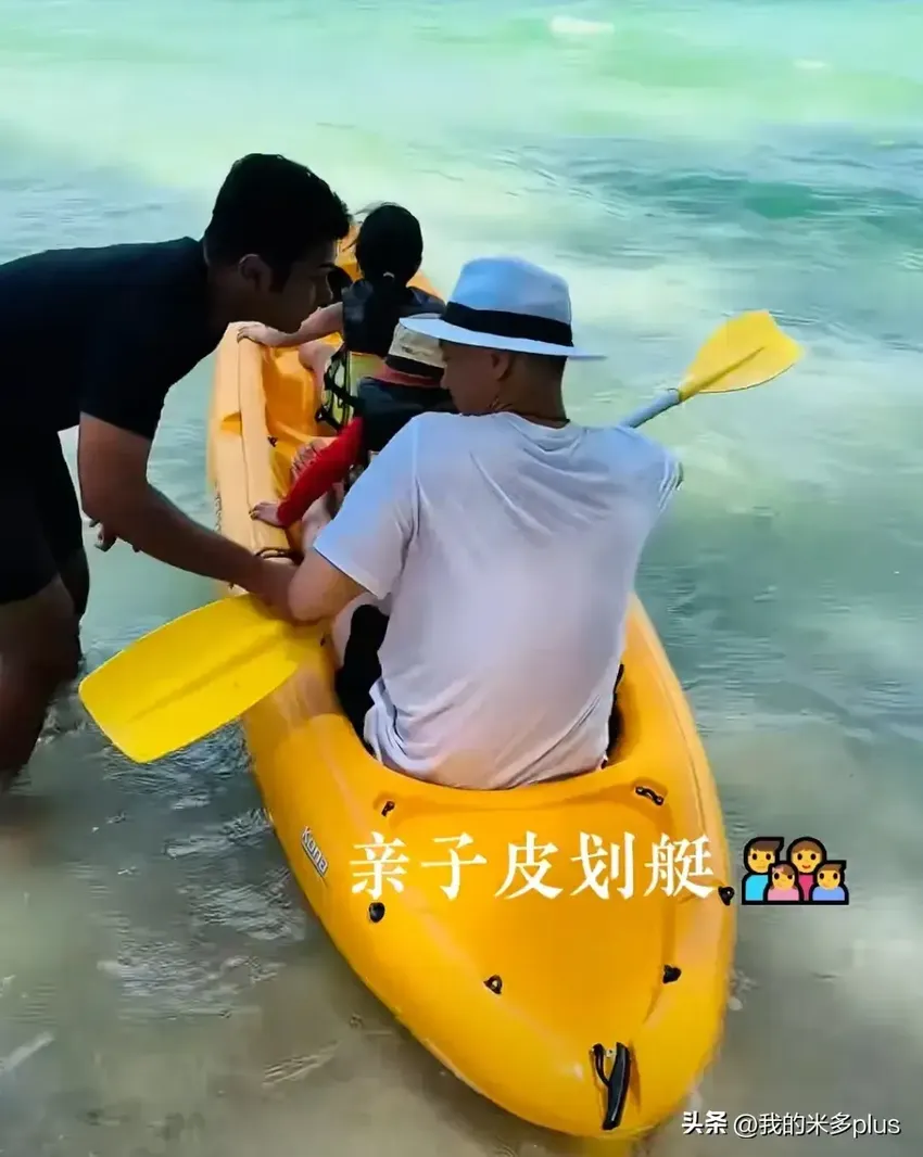 朱丹一家四口海上漂流，周一围带娃坐皮划艇，老婆镜头下又白又帅