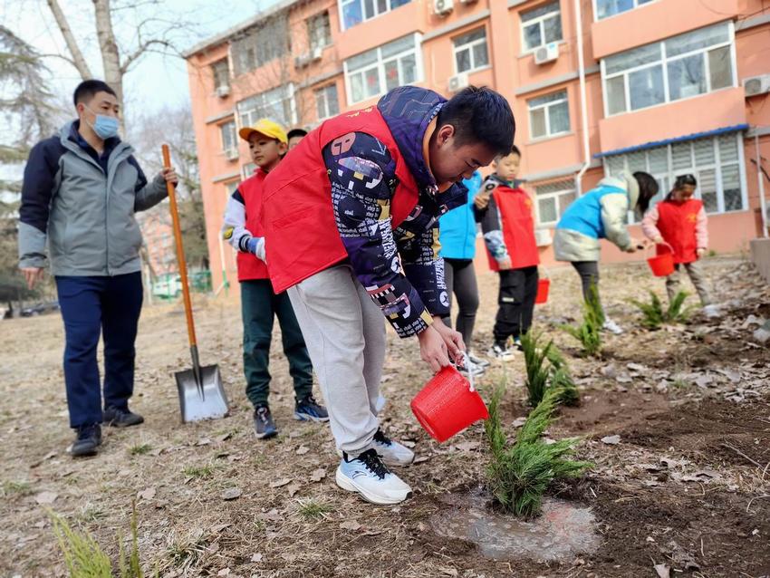 “植”此青绿·我和小树一起长——军一社区新时代文明实践站开展植树节活动