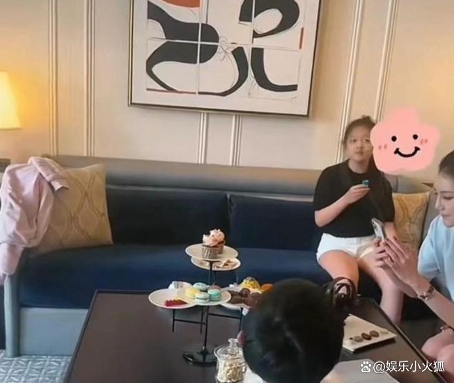 汪小菲新女友现身，小玥儿正面曝光似大S！网友：长残了？