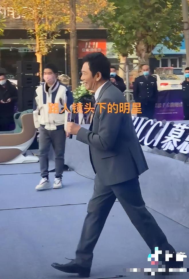 温兆伦出席商演活动，一身西装优雅干练，网友：绅士风度不减