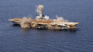 美媒：美航母若被中国击伤，5000舰员只能在破船上等死
