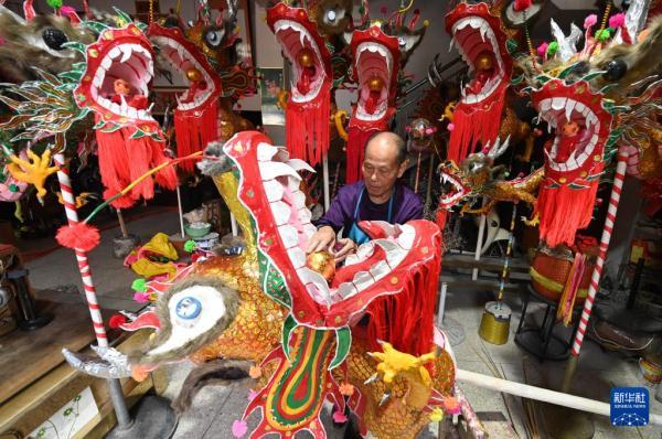 广西南宁市宾阳县举行炮龙节百龙舞