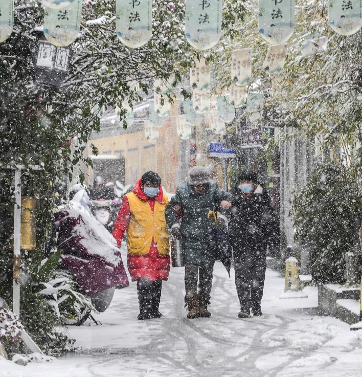 风雪送餐路 温暖老年人